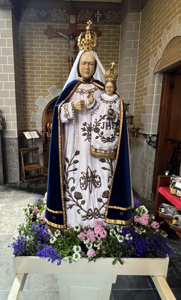 beeltenis van Onze-Lieve-Vrouw van Kwadendamme dat meegaat in de Sacramentsprocessie