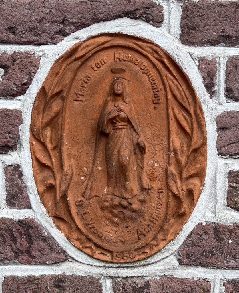 Achthuizen - Kirche Unsere Liebe Frau Himmelfahrt Bild 9146